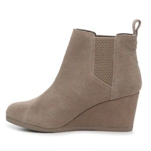Toms Kayley Wedge Chelsea Boot, taupe suede, size 9.5